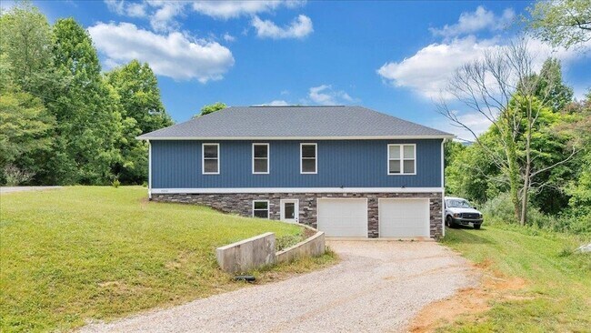 Building Photo - 3202 Mathews Ln