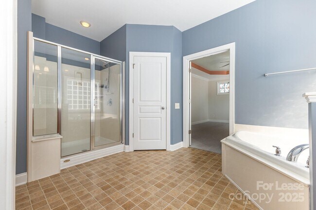 Building Photo - 9429 Ridgeforest Dr