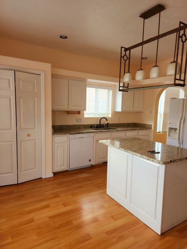Building Photo - academy west 3 bedooms 2,5 baths