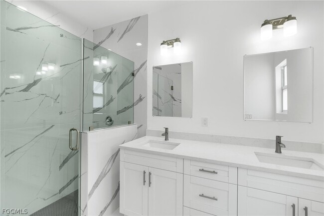 Building Photo - 724 Lamar St E