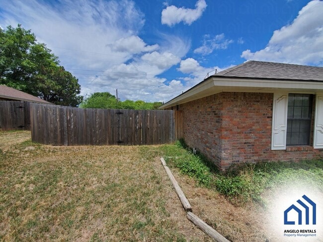 Building Photo - 6 MONTH LEASE!! SPACIOUS Southland 4 bed/3...