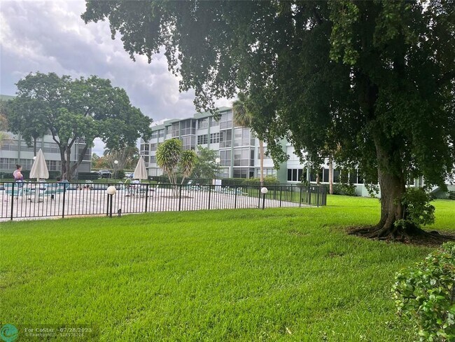 Building Photo - 2771 Taft St