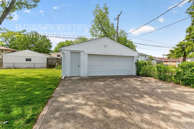 Building Photo - Newly Remodeled, Spacious House, 2 Car Garage
