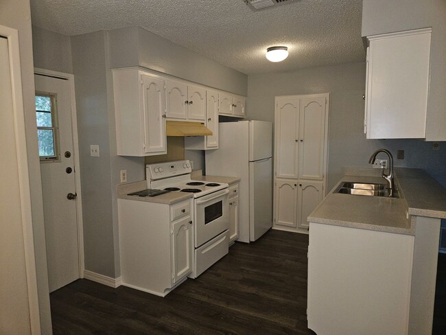 Building Photo - 2/2 Duplex in Leon Valley