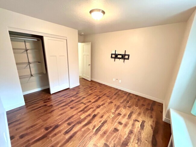 Building Photo - Lovely Single Family House Available!!!!