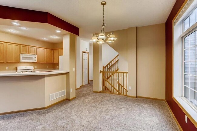Building Photo - Bright End-Unit 2BD Townhome with Fireplace, Deck & Big Bedrooms