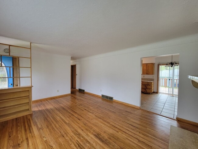 Building Photo - Great Home in quiet Waterloo Neighborhood