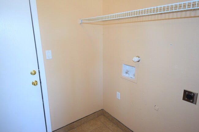 Building Photo - Great 2 Story, 4 bedroom Home.