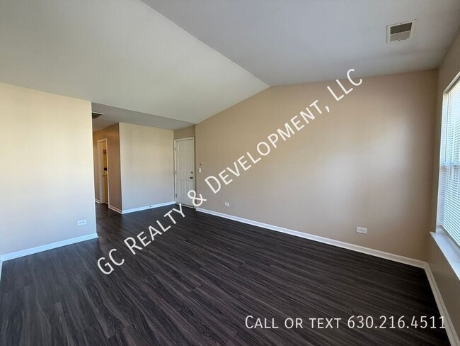 Building Photo - ***2 BDRM / 2ND FLOOR / WASHER & DRYER IN ...