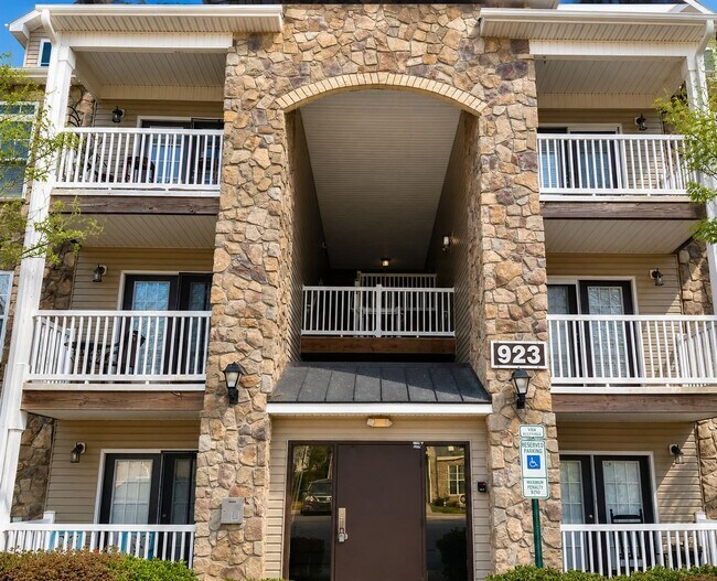 Building Photo - 923 Windcastle Ln