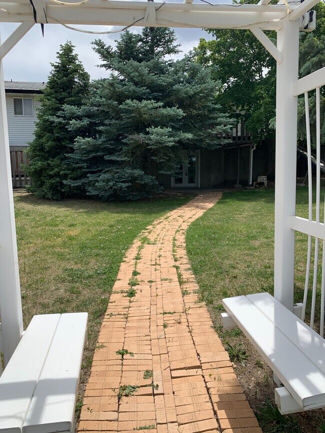 Building Photo - 2 Bedroom/1 Bathroom Duplex in Bluffdale