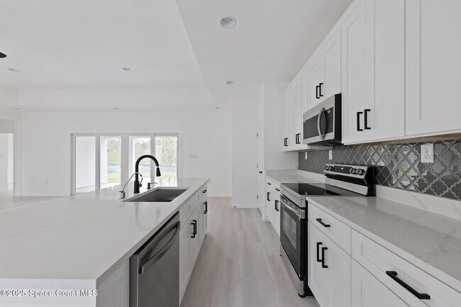 Building Photo - 746 Harriet Ave SW