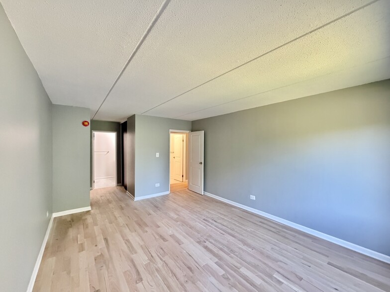 Building Photo - 525 N Quentin Rd