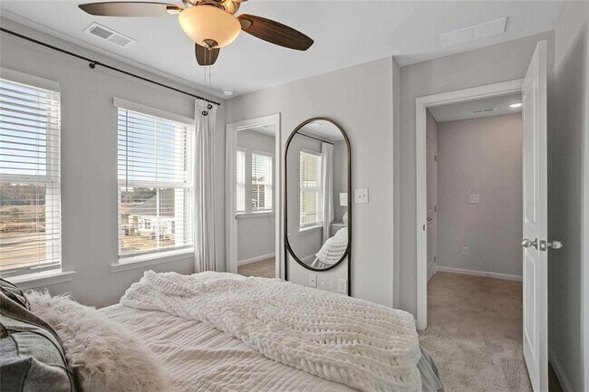 Building Photo - 10 American Ave