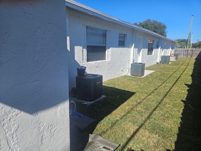 Building Photo - 1121 11th St