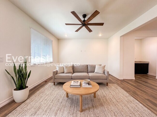 Building Photo - 4 bed/2.5 bath Stunning Single Family Home with Modern Amenities