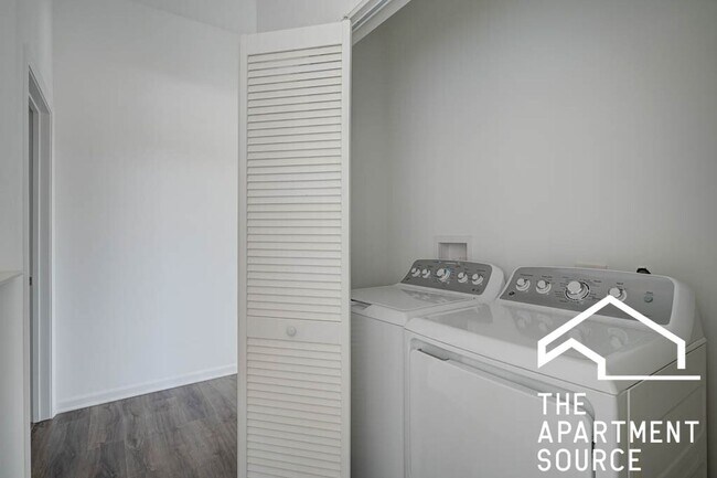 Building Photo - Top Floor Massive 3 Bed/2 Bath in the South Loop with a Stunning Updated Kitchen!