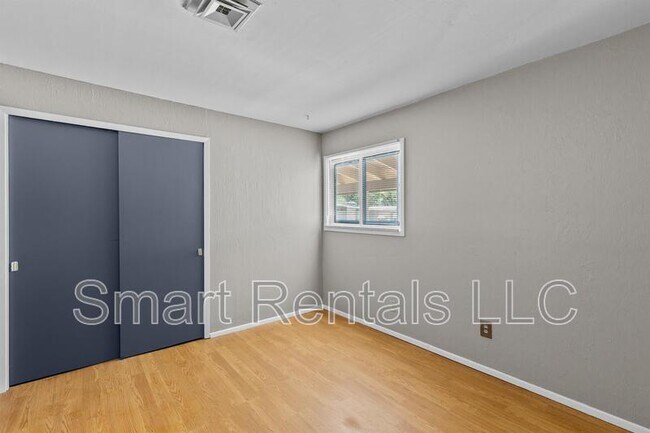 Building Photo - 12 Country Ln