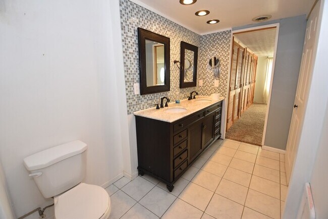 Building Photo - Beautiful 3 Bedroom Home over Looking Lake Chapin