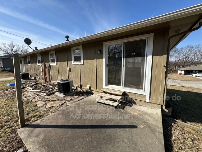 Building Photo - 405 NE Westwind Dr