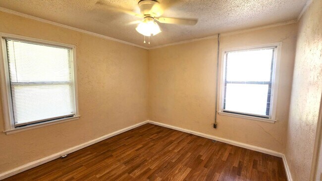 Building Photo - 2 Bed 1 Bath 1 Car  Detached Garage in Chesser Addn Midwest City