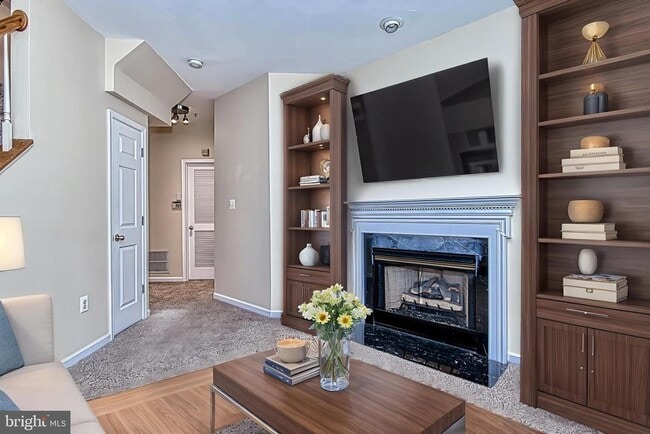 Building Photo - 5832 Cowling Ct