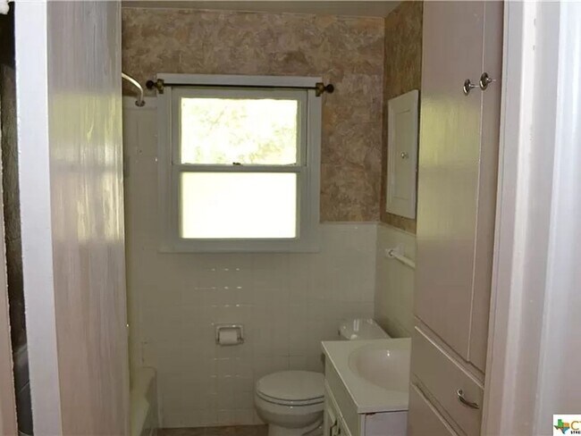 Building Photo - 3 Bed, 1 Bath with Hardwood Floors and Large Fenced Backyard