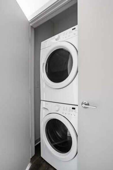 Building Photo - 747 N College Ave