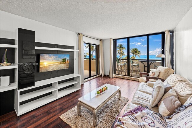 Building Photo - 2555 Collins Ave