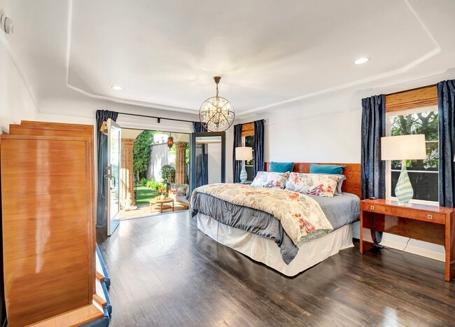 Building Photo - 343 N Croft Ave