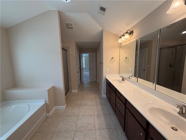 Building Photo - 4525 Highfield Dr
