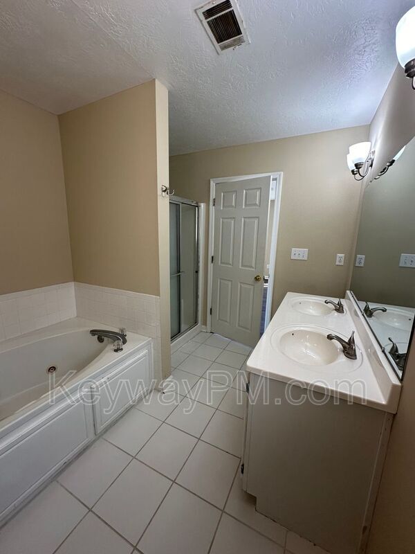 Building Photo - 221 Taylor Cir