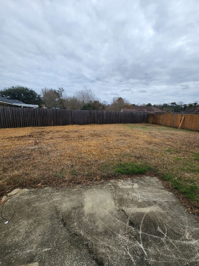 Building Photo - 908 Primrose Ln