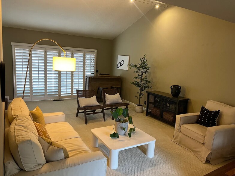 Living room - 413 La Quinta Ct