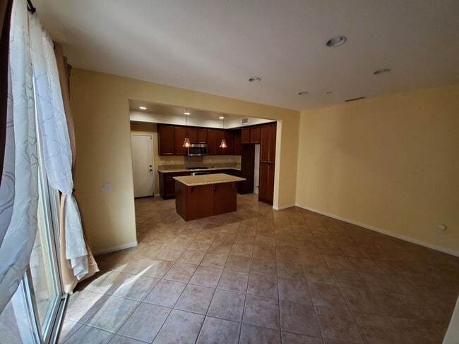 Building Photo - Spacious 4 Bedroom 3 Bath Two Story Riverp...