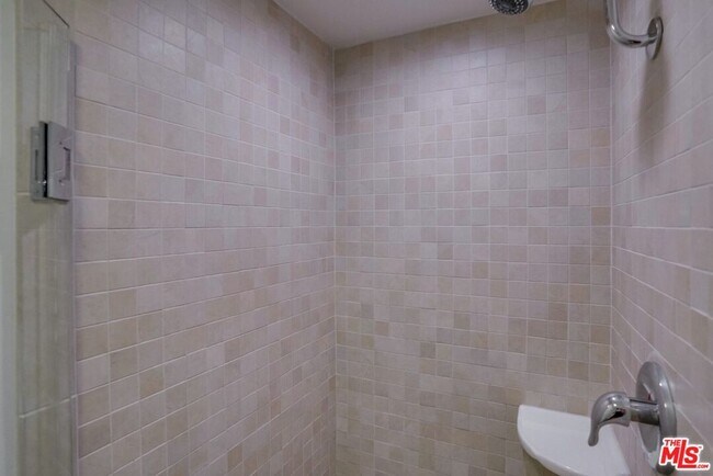 Building Photo - 435 N Oakhurst Dr