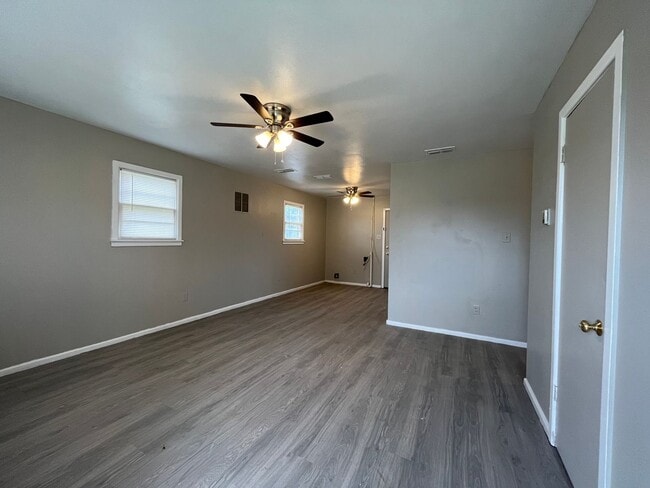 Building Photo - Charming 2-Bedroom in Manhattan Heights – ...