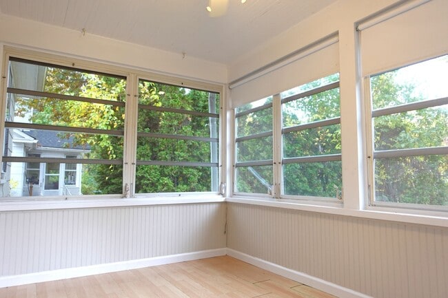 Building Photo - Country Charmer