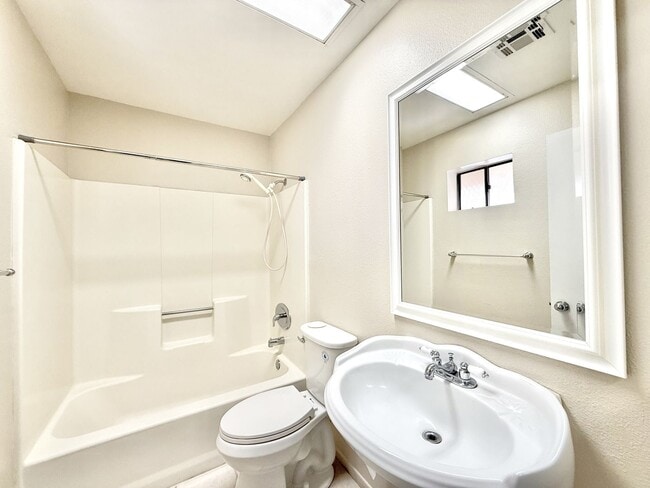 Building Photo - AVAILABLE NOW!! LOVELY 1 Bedroom 1 Bathroom 55+ Apartment in Palm Desert!