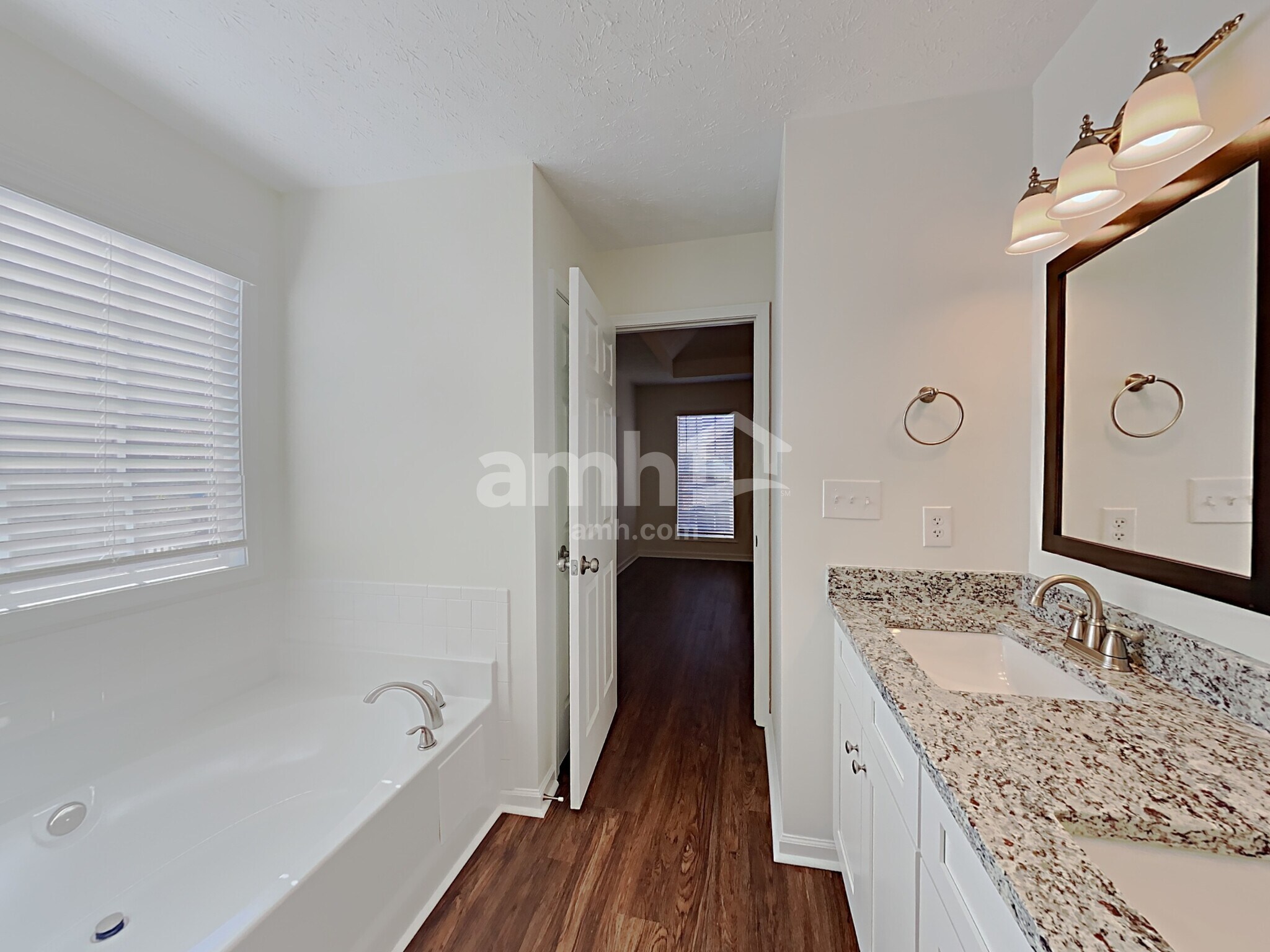 Building Photo - 1772 N Oak Dr