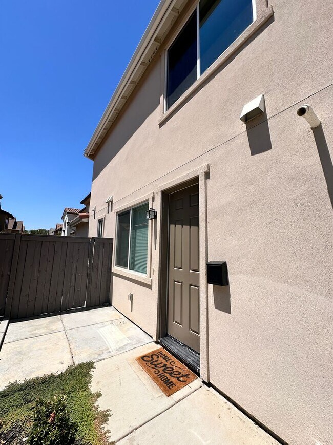 Building Photo - Attached separate first floor 1-bedroom, 1-bathroom suite