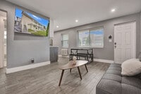 Building Photo - 906 N Riverside Dr