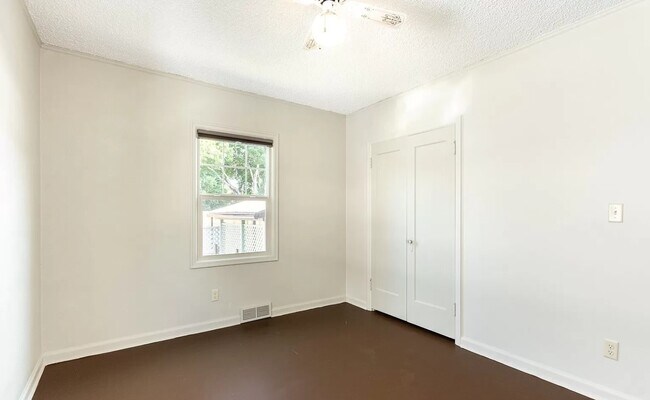 Building Photo - 6613 N Amherst St