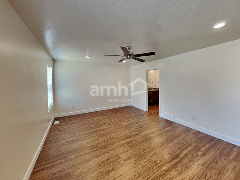 Building Photo - 2054 E Silverado Ln