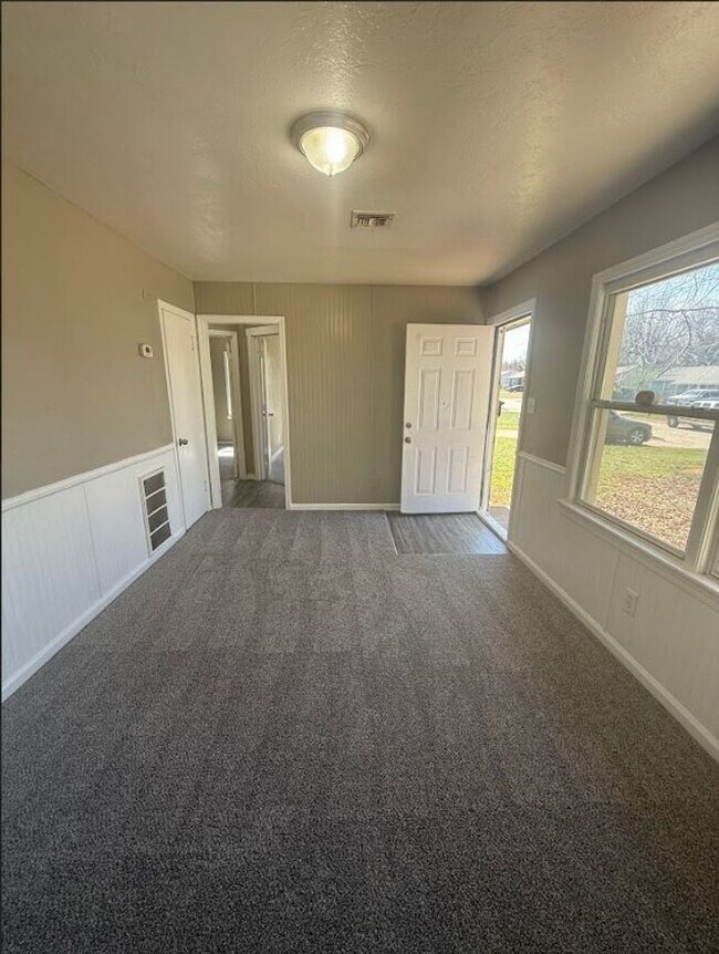 Building Photo - Charming 4 Bedroom House!