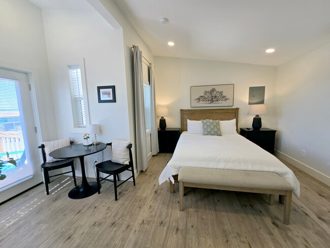 Primary Photo - 118 S Pacific St