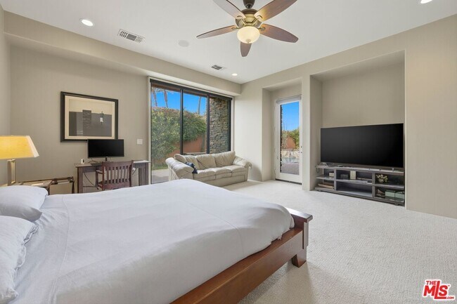 Building Photo - 50025-50021 Vía Aldea