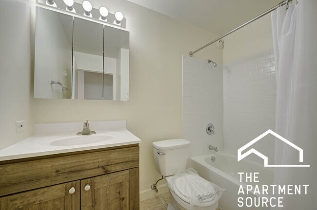 Building Photo - 1000 N La Salle Dr