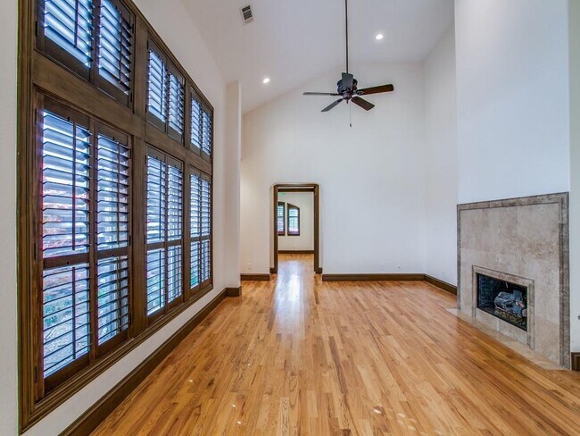 Building Photo - 3717 W Beverly Dr