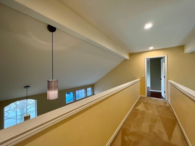 Building Photo - Spacious 4 Bed, 2.5 Bath House!